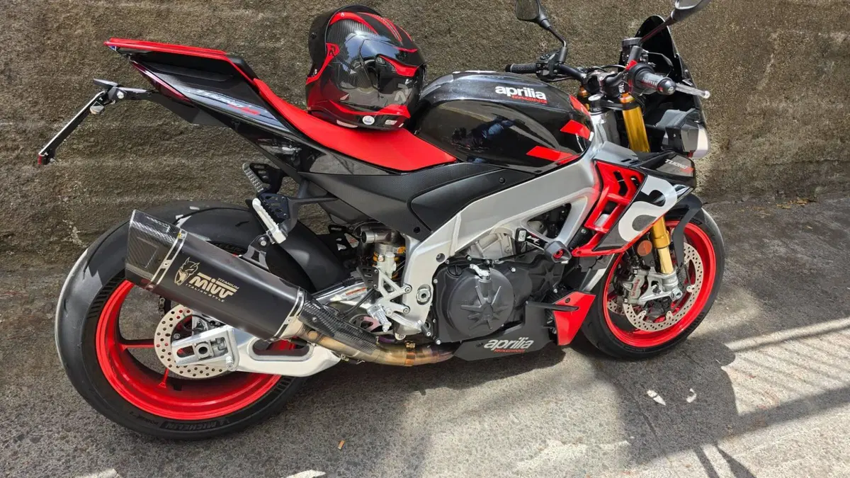 Aprilia Tuono V4 Factory (2021 - 24) (2)