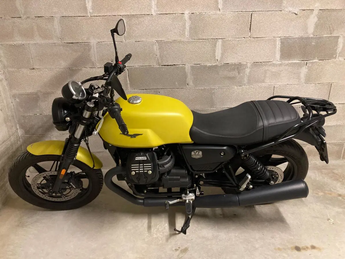 Moto Guzzi V7 Stone (2021 - 24) (2)
