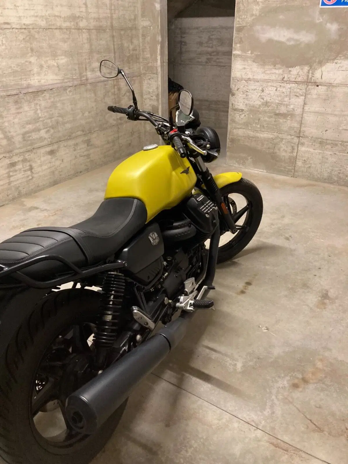 Moto Guzzi V7 Stone (2021 - 24) (3)