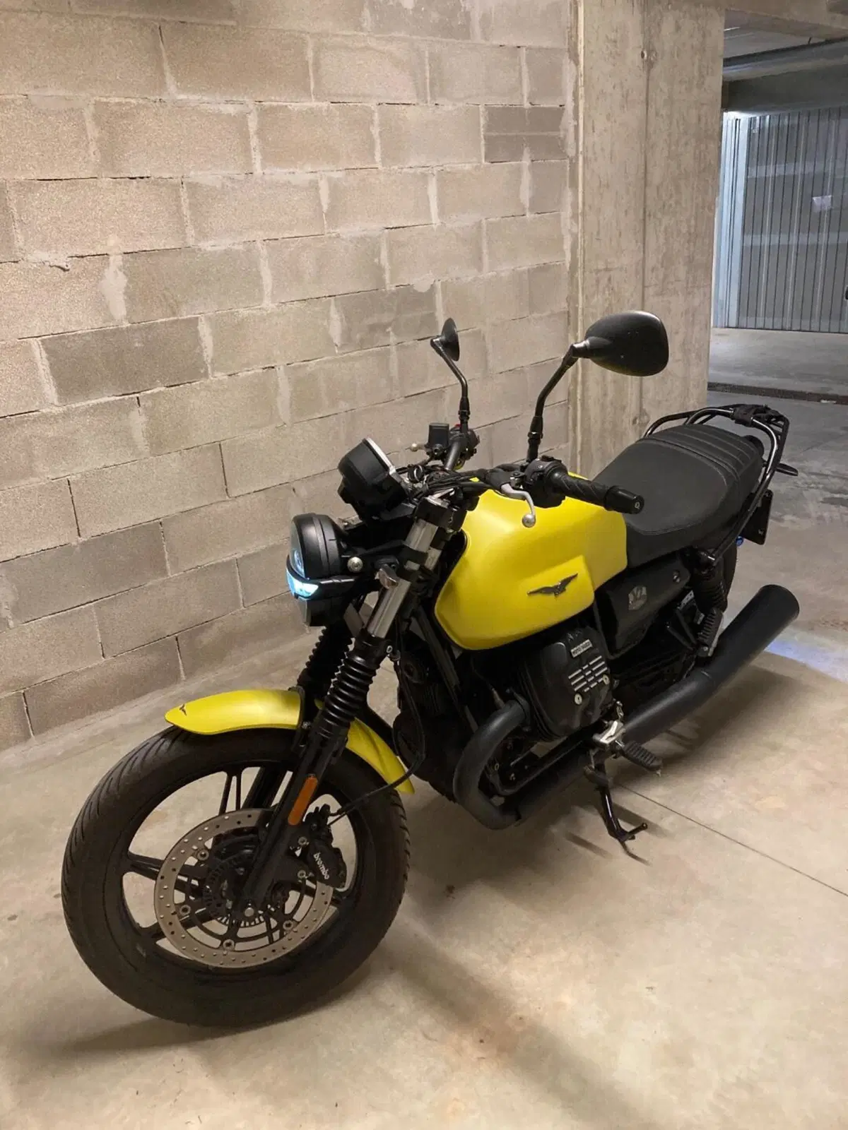 Moto Guzzi V7 Stone (2021 - 24) (4)