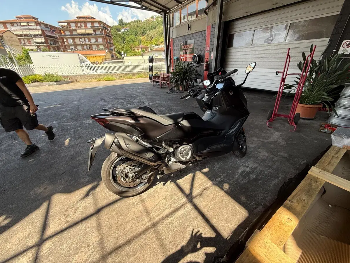 Yamaha T-Max 560 Tech Max (2025 - 26) (2)