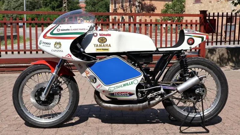 Una Yamaha/Bimota in gara al Classic TT con Stefano Bonetti. Spoiler: &egrave; a due tempi!