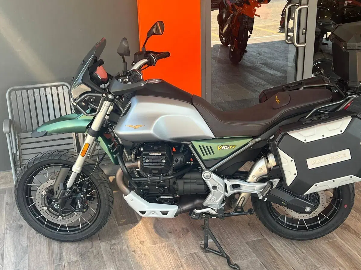 Moto Guzzi V85 TT Centenario (2021 - 22) (2)