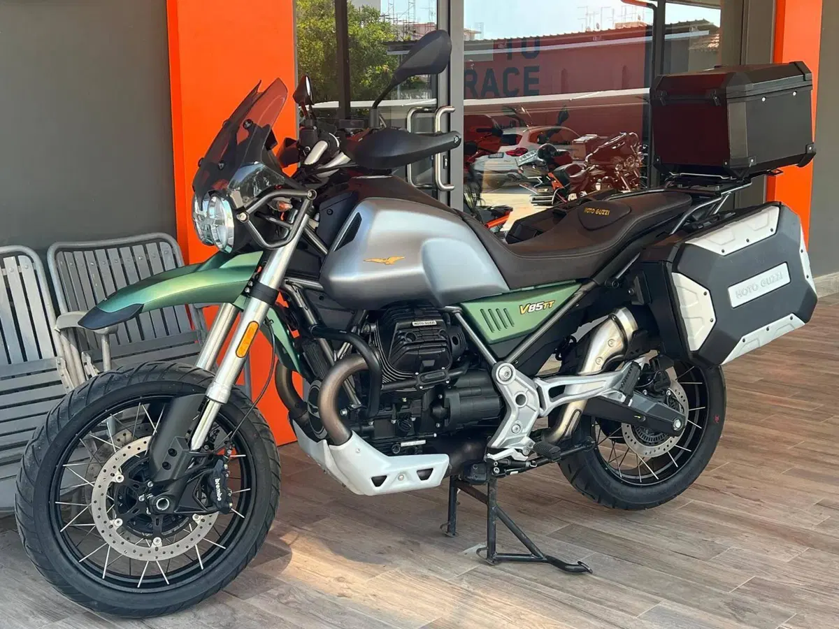 Moto Guzzi V85 TT Centenario (2021 - 22) (3)