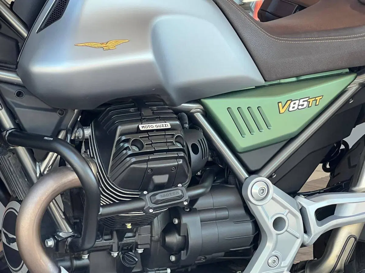 Moto Guzzi V85 TT Centenario (2021 - 22) (4)
