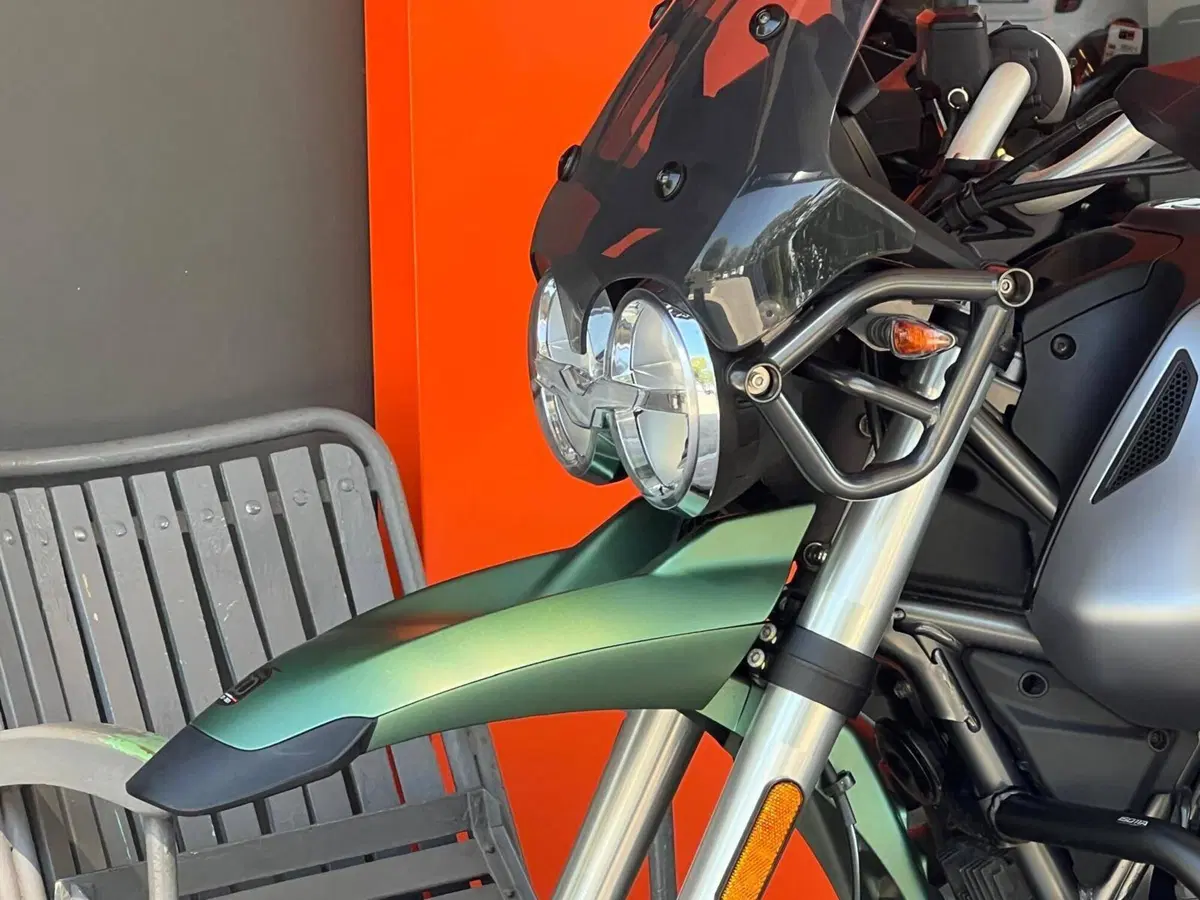 Moto Guzzi V85 TT Centenario (2021 - 22) (5)