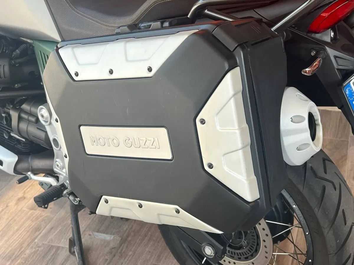 Moto Guzzi V85 TT Centenario (2021 - 22) (7)