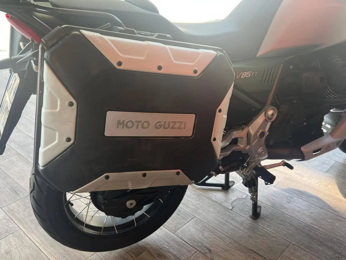 Moto Guzzi V85 TT Centenario (2021 - 22) (8)
