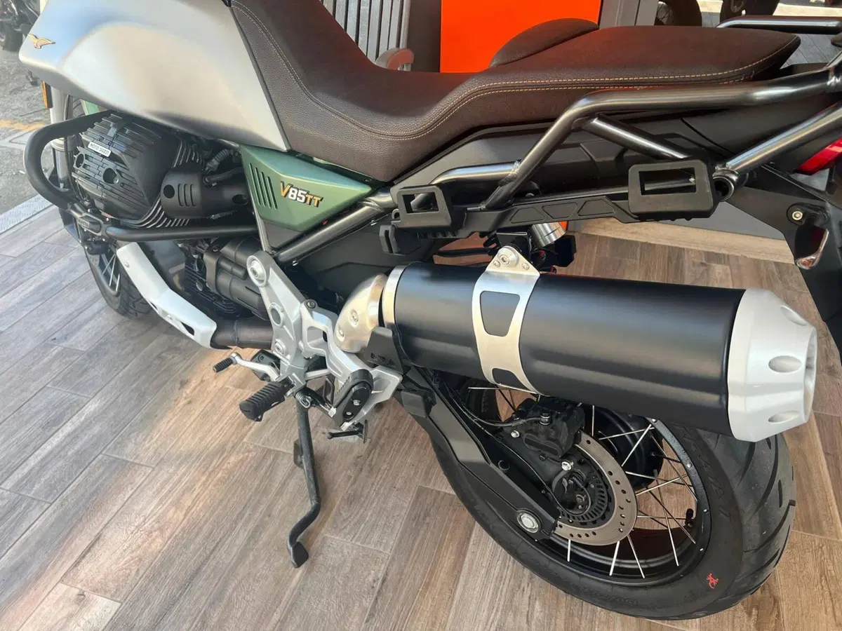 Moto Guzzi V85 TT Centenario (2021 - 22) (9)