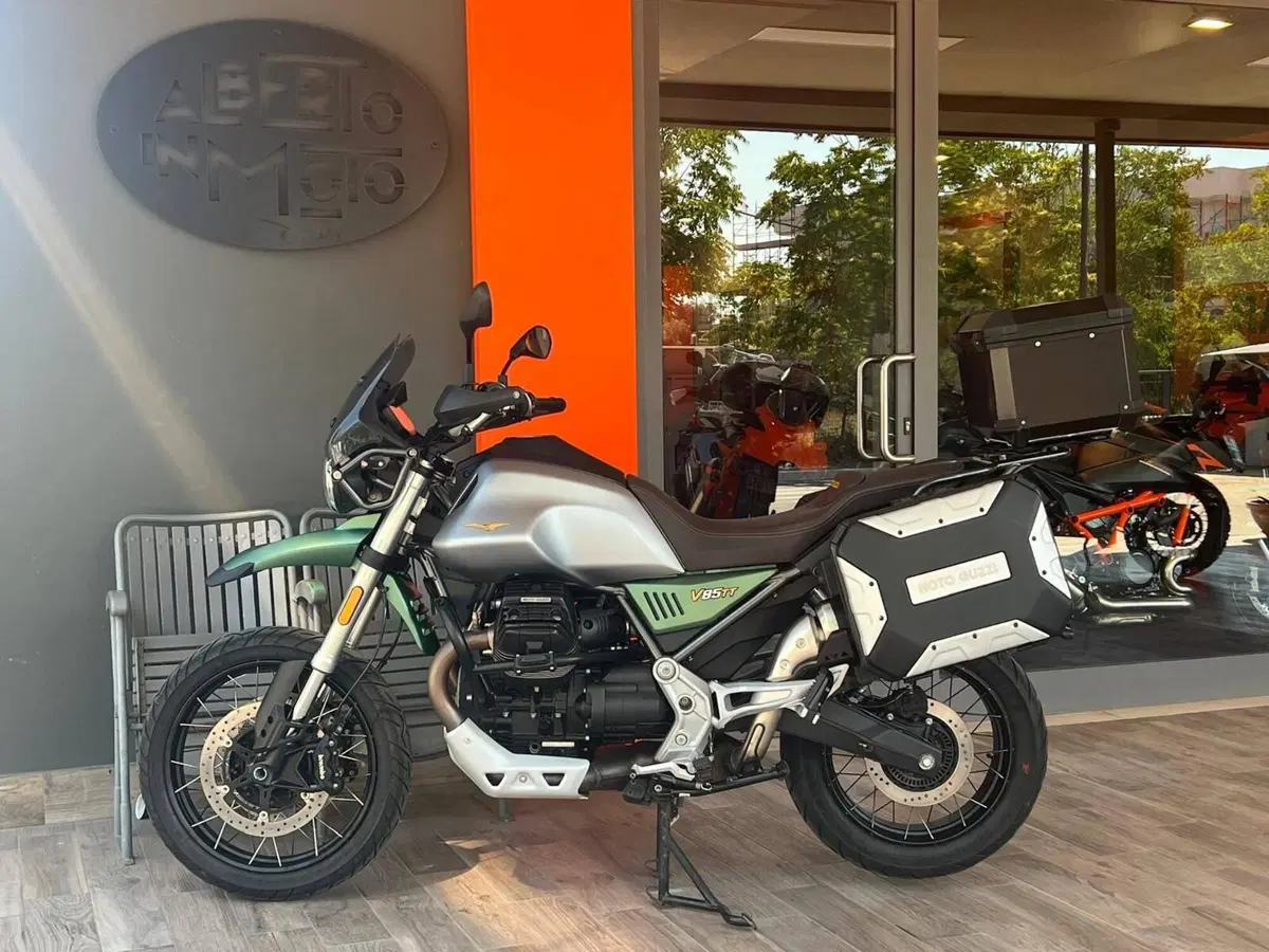 Moto Guzzi V85 TT Centenario (2021 - 22) (10)