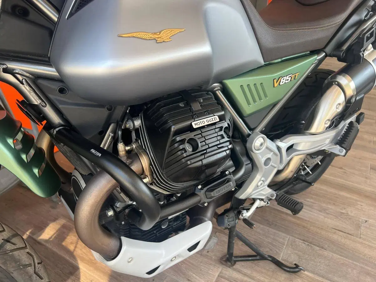 Moto Guzzi V85 TT Centenario (2021 - 22) (11)