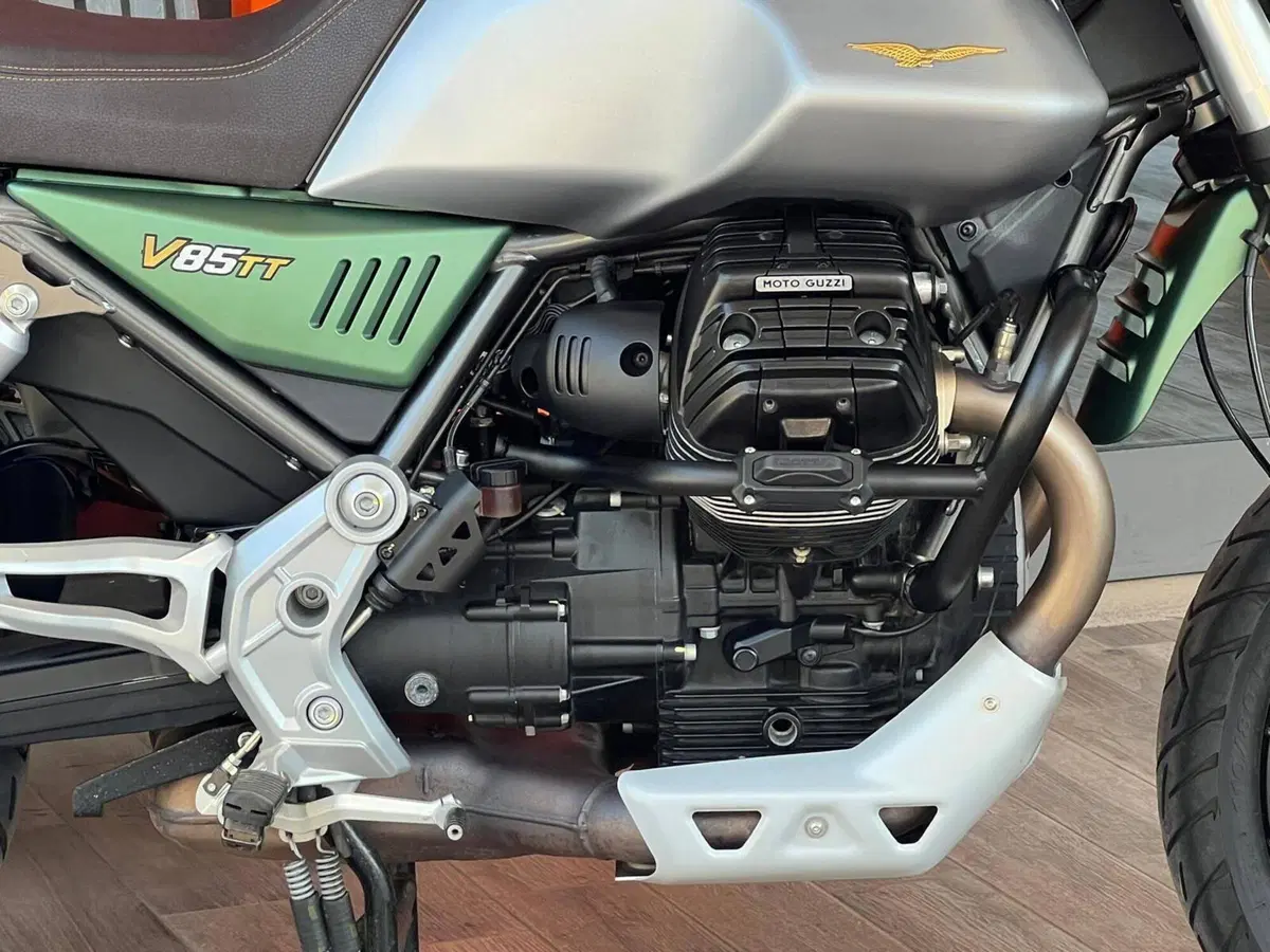Moto Guzzi V85 TT Centenario (2021 - 22) (13)
