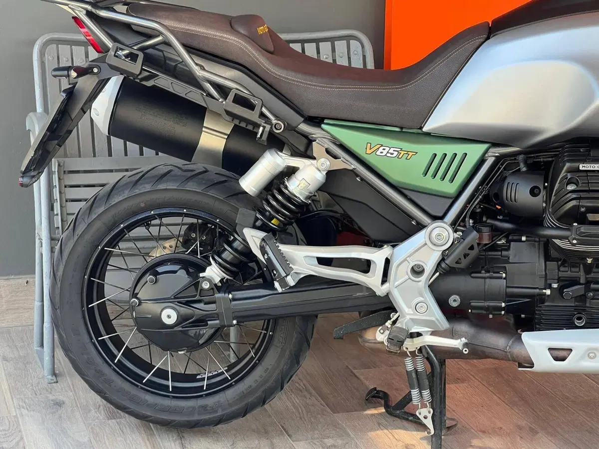 Moto Guzzi V85 TT Centenario (2021 - 22) (14)