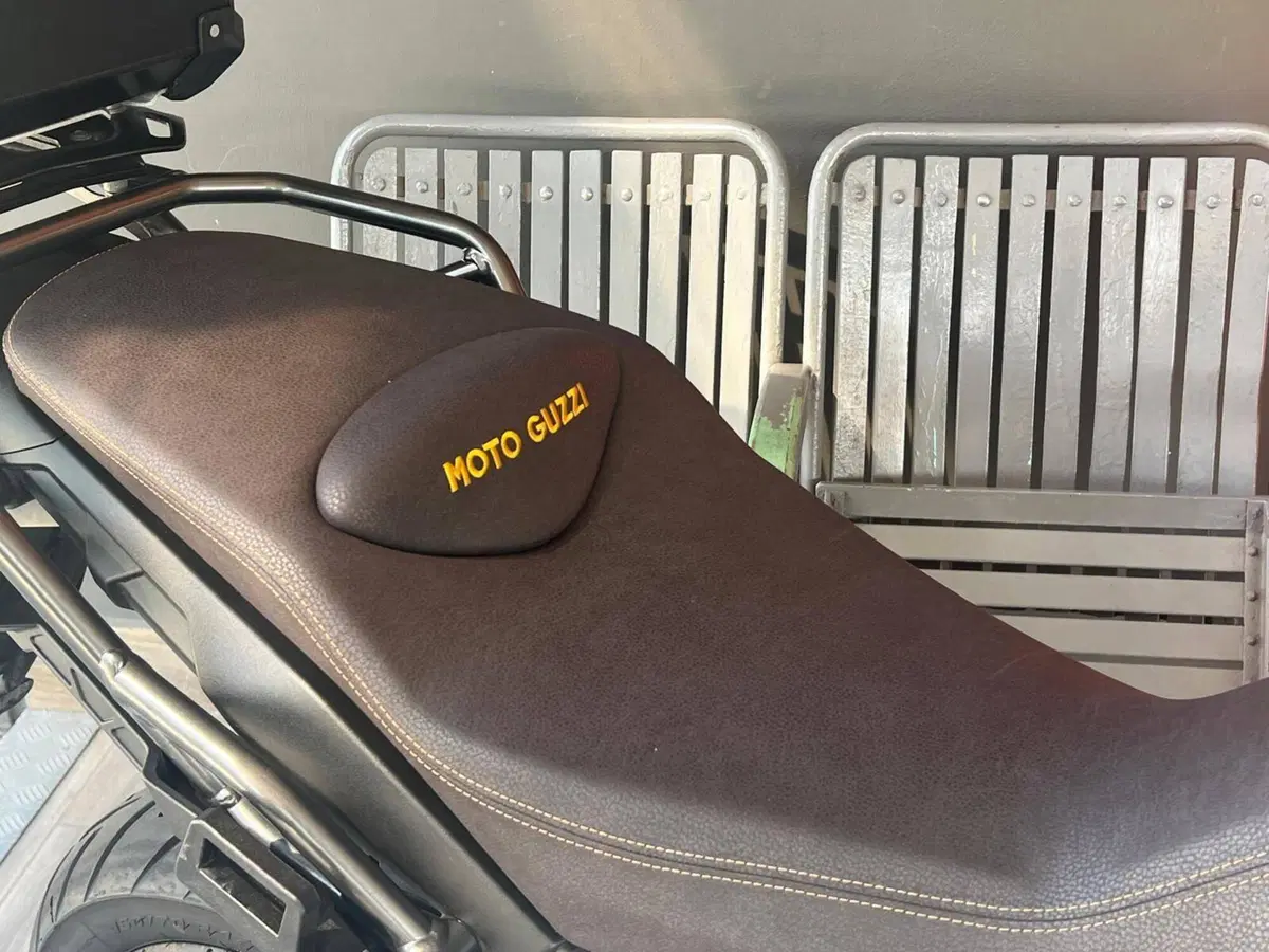 Moto Guzzi V85 TT Centenario (2021 - 22) (16)