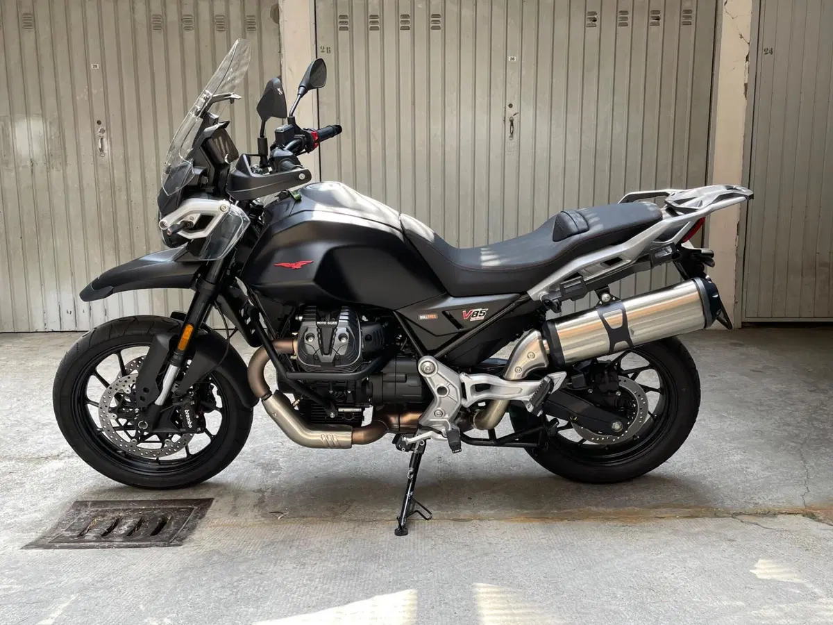 Moto Guzzi V85 Strada (2024 - 26)