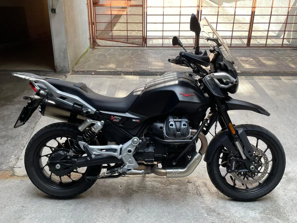Moto Guzzi V85 Strada (2024 - 26) (2)