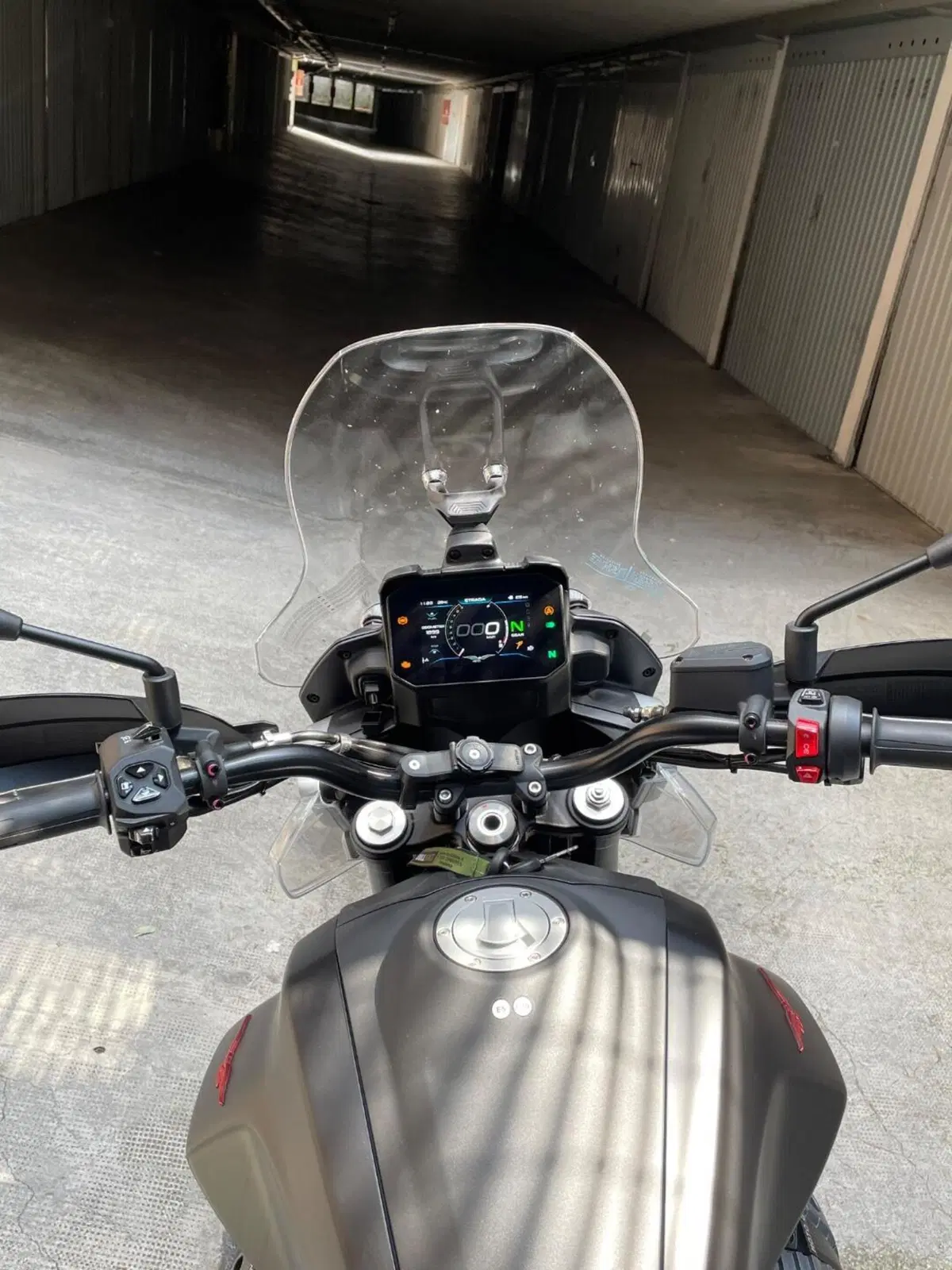 Moto Guzzi V85 Strada (2024 - 26) (5)