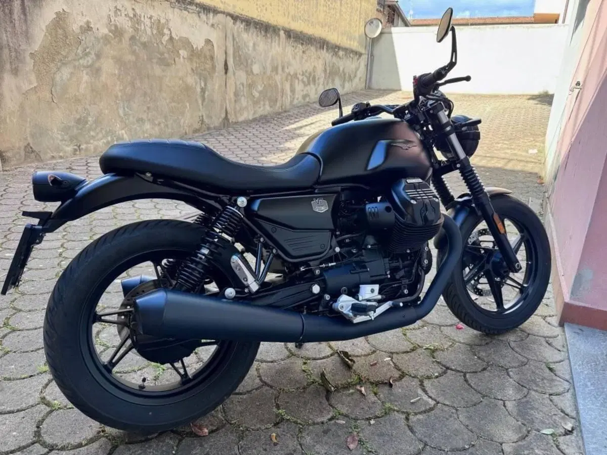 Moto Guzzi V7 Stone (2025 - 26)