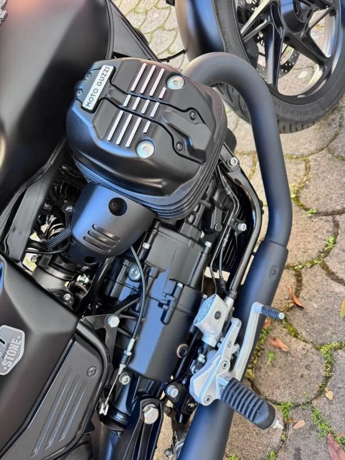 Moto Guzzi V7 Stone (2025 - 26) (2)