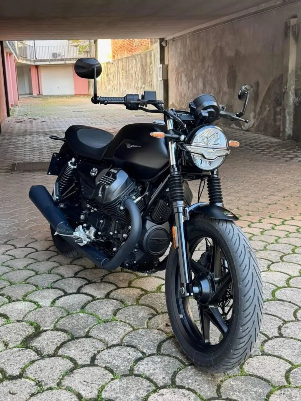 Moto Guzzi V7 Stone (2025 - 26) (3)