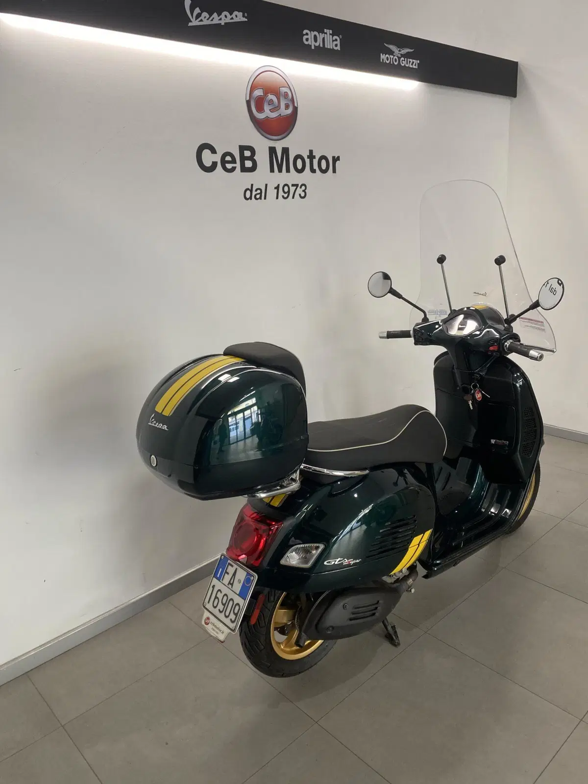 Vespa GTS 300 Super Racing Sixties Hpe (2021 - 22) (2)