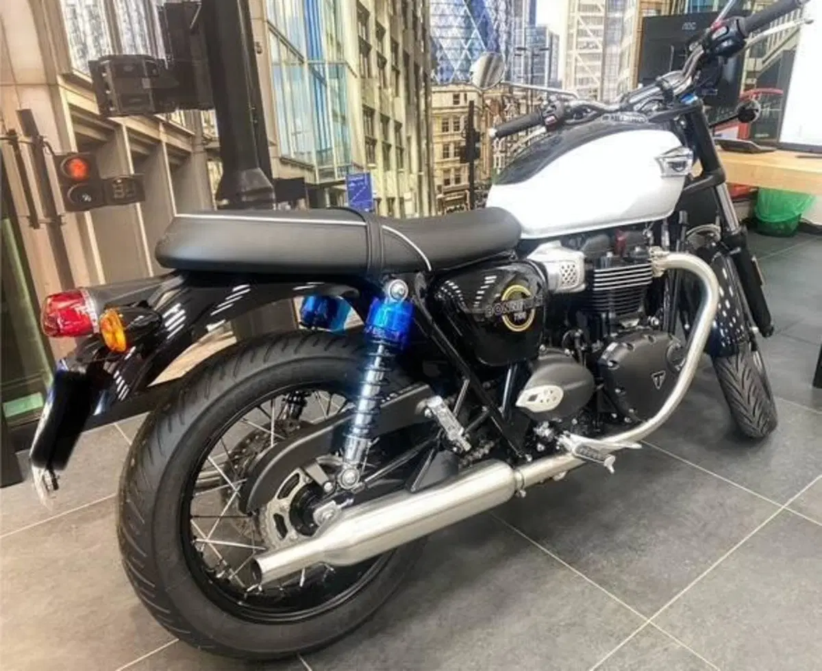 Triumph Bonneville T100 (2026) (2)