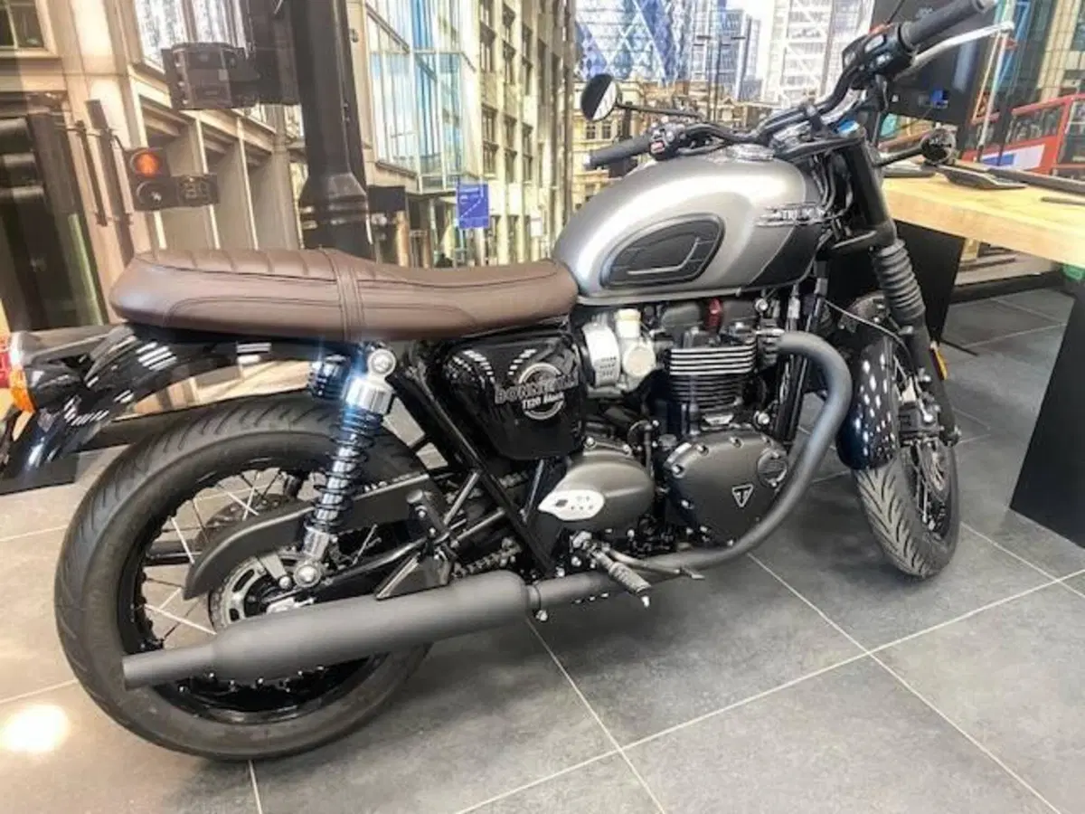 Triumph Bonneville T120 Black (2026) (2)