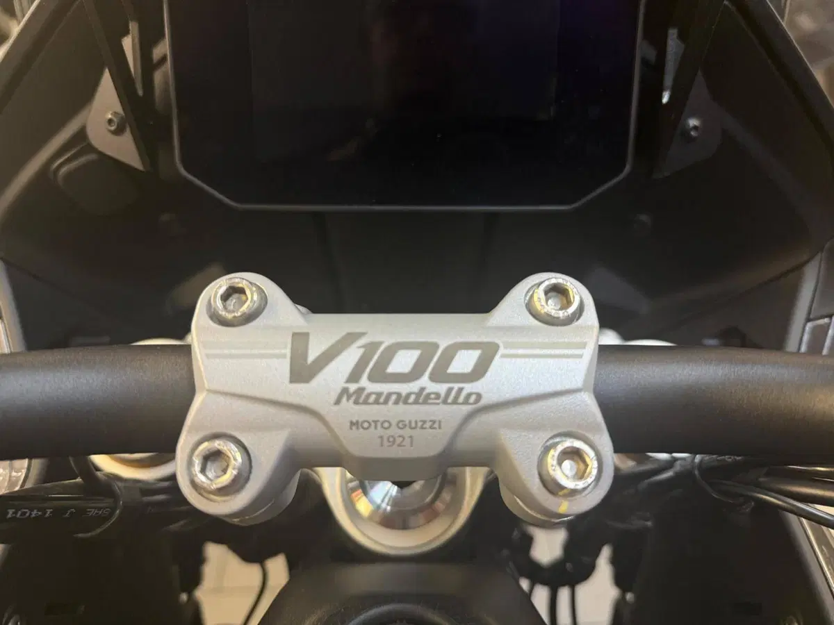 Moto Guzzi V100 Mandello S (2022 - 24) (7)