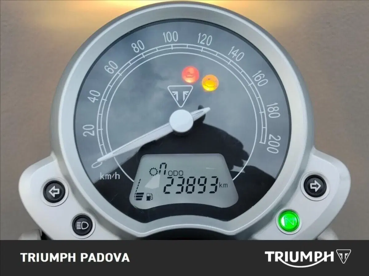 Triumph Street Twin 900 (2016) (26)