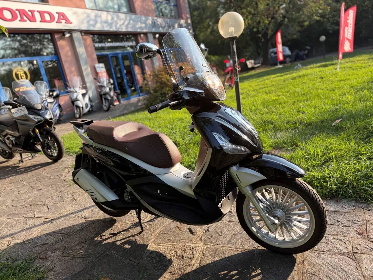 Piaggio Beverly 300 i.e. ABS-ASR (2016 - 20) (2)