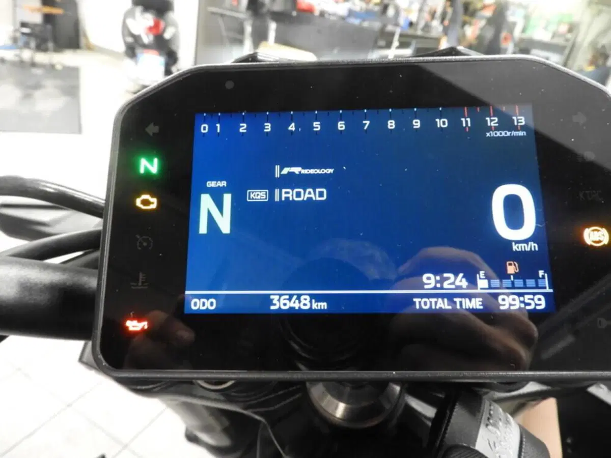 Kawasaki Z 900 (2025 - 26) (5)