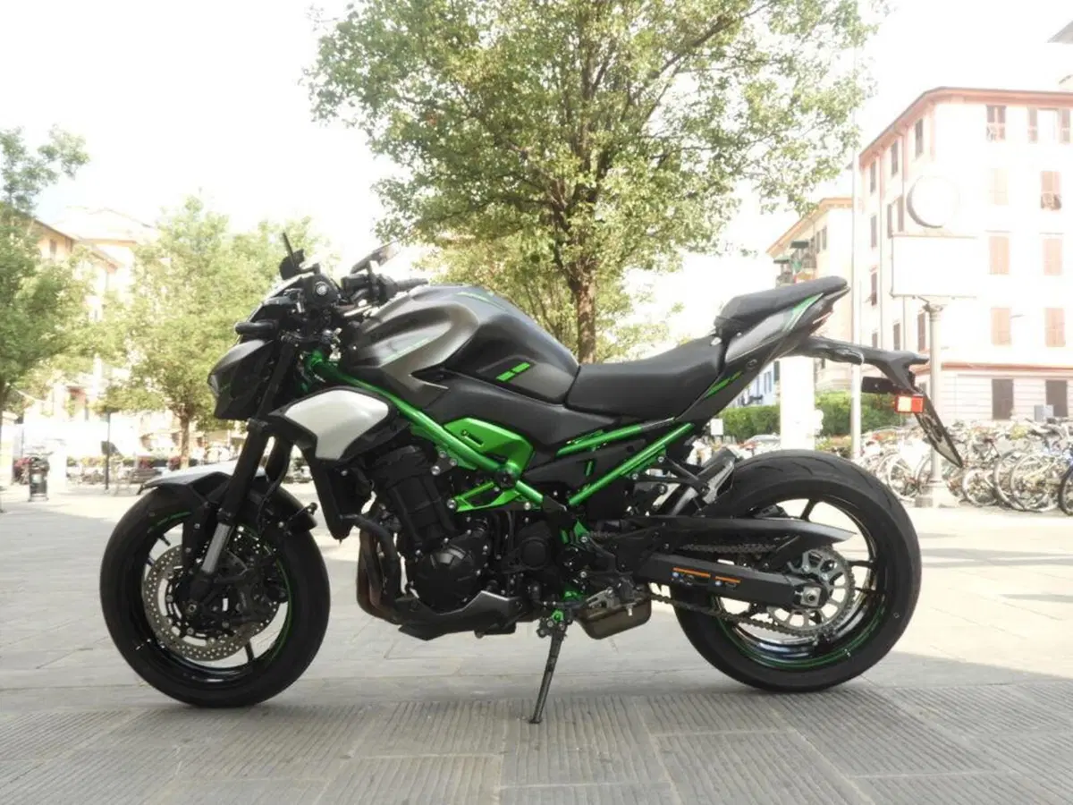 Kawasaki Z 900 (2025 - 26) (4)