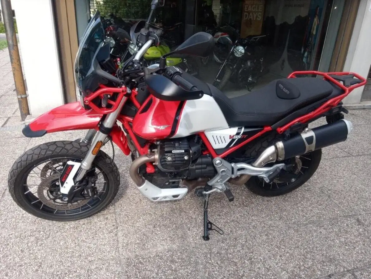 Moto Guzzi V85 TT Evocative Graphics (2021 - 23) (2)