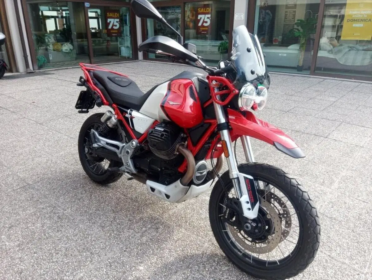 Moto Guzzi V85 TT Evocative Graphics (2021 - 23) (4)