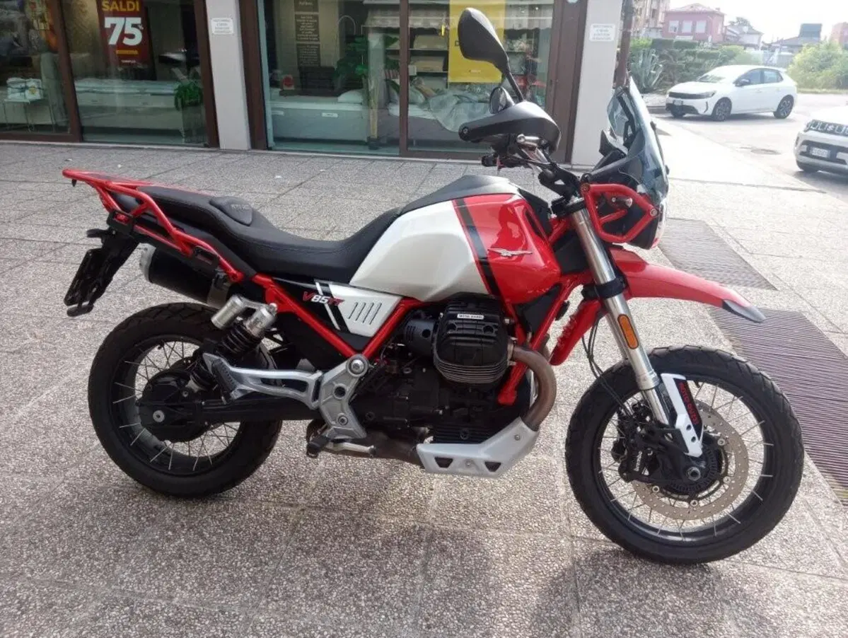 Moto Guzzi V85 TT Evocative Graphics (2021 - 23) (5)
