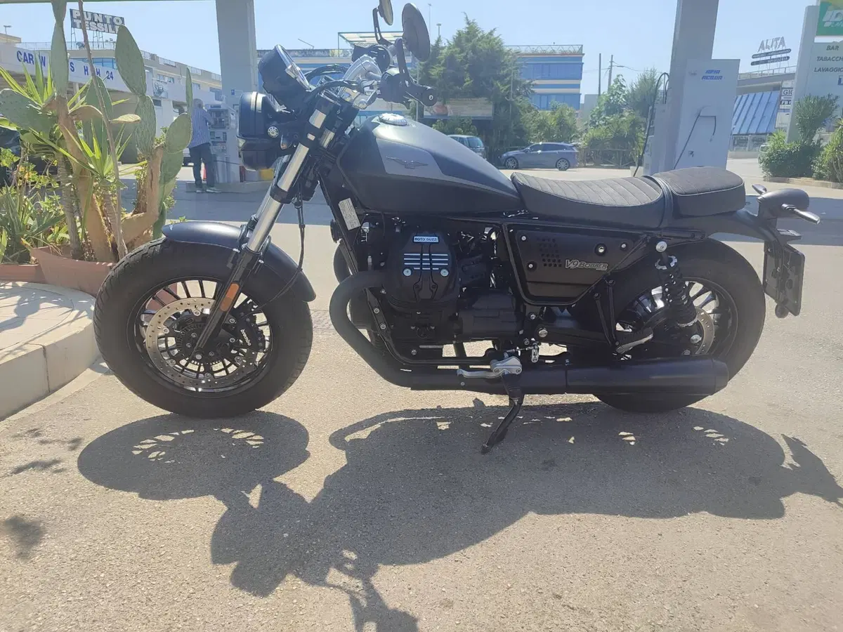 Moto Guzzi V9 Bobber (2021 - 25) (2)