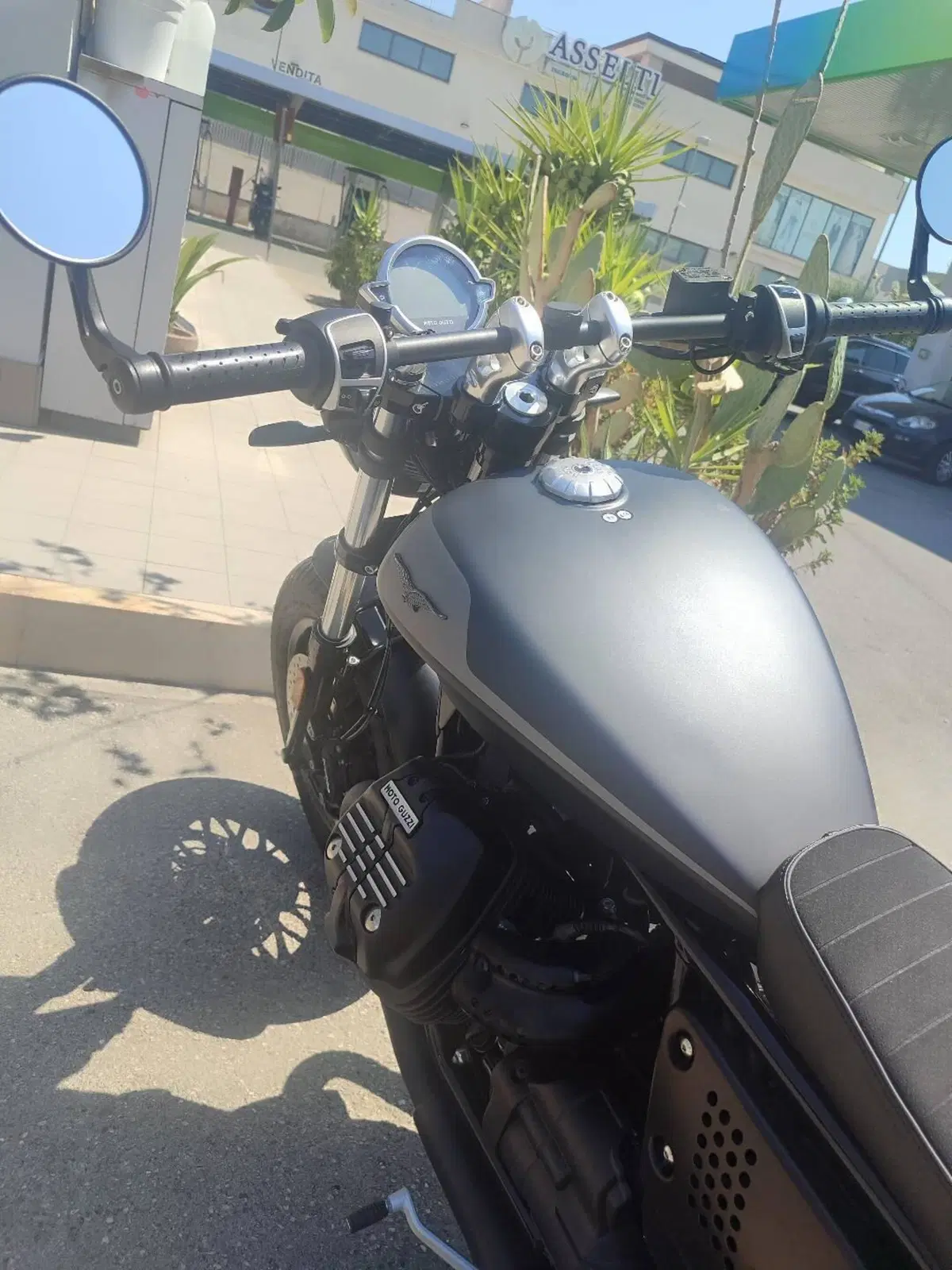 Moto Guzzi V9 Bobber (2021 - 25) (3)