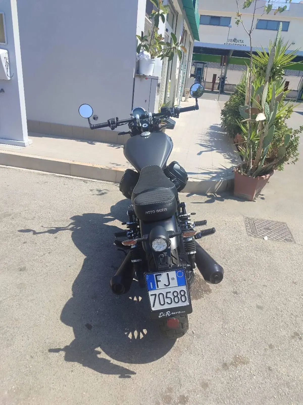 Moto Guzzi V9 Bobber (2021 - 25) (4)