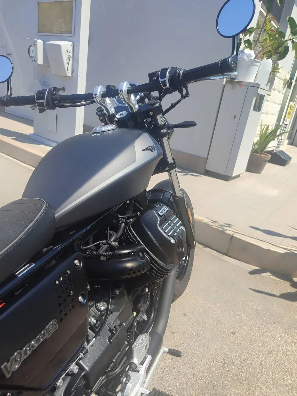 Moto Guzzi V9 Bobber (2021 - 25) (5)