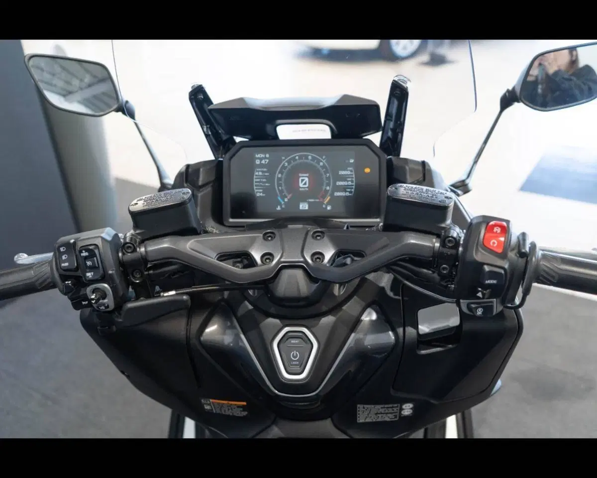 Yamaha T-Max 560 (2022 - 24) (5)