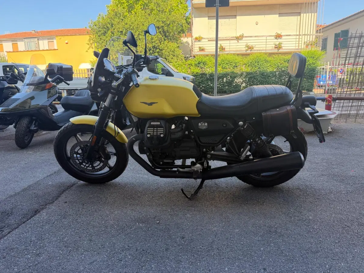 Moto Guzzi V7 Stone (2021 - 24) (3)