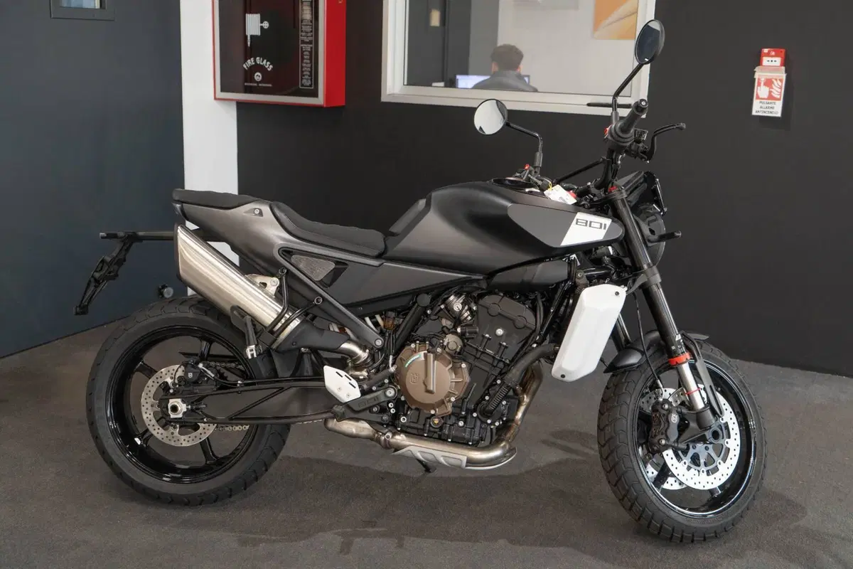 Husqvarna Svartpilen 801 (2024 - 26) (2)