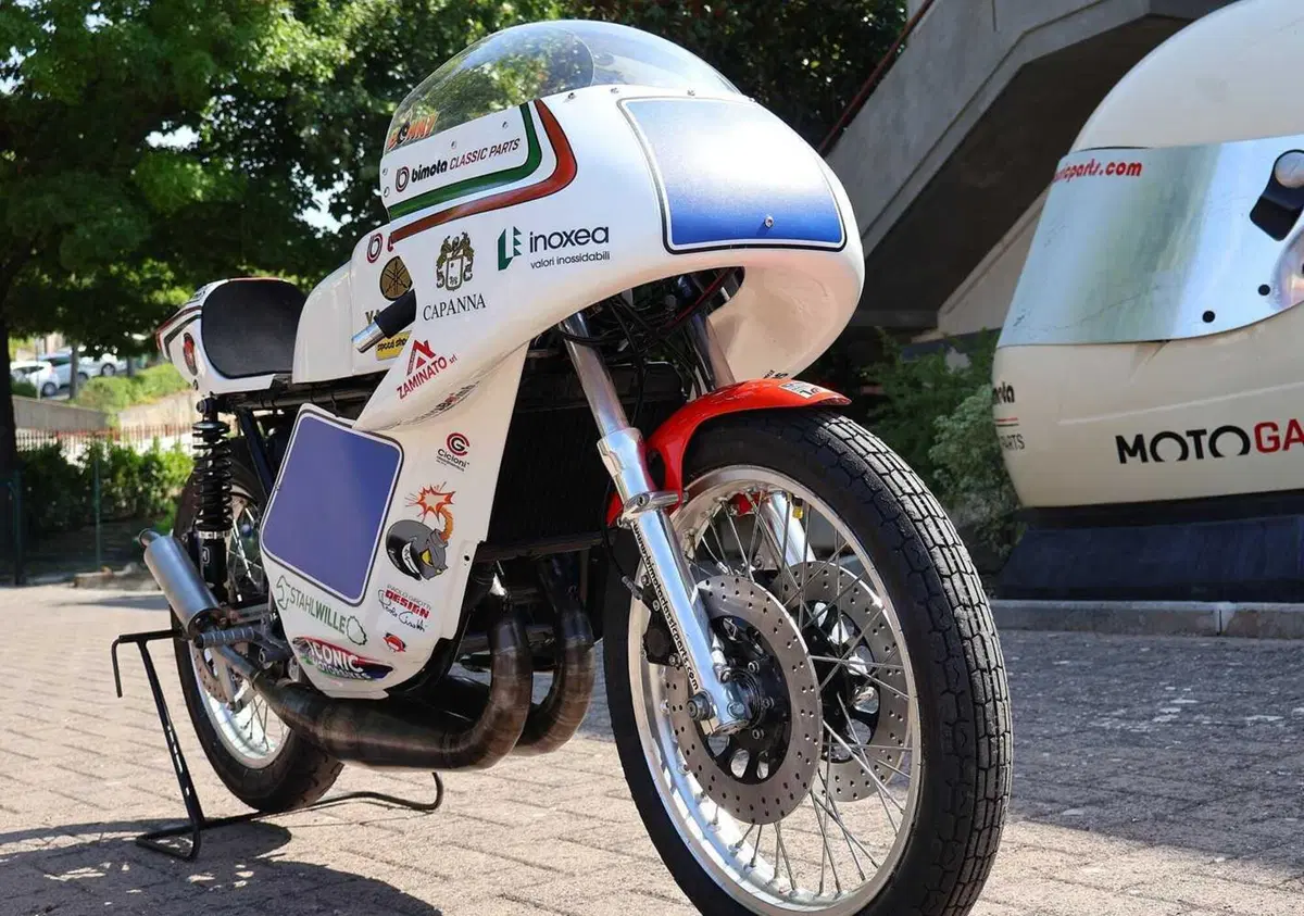 Una Bimota/Yamaha in gara al Classic TT con Stefano Bonetti. Spoiler: è a due tempi!