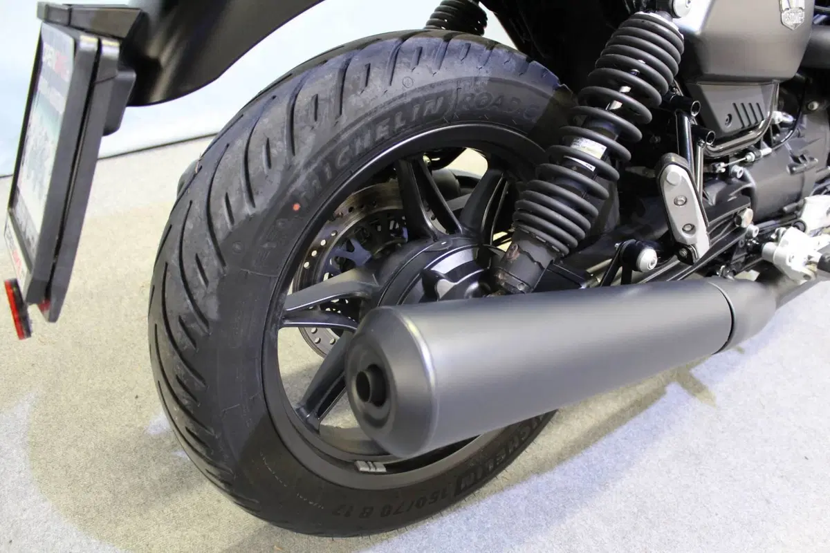 Moto Guzzi V7 Stone (2021 - 24) (6)