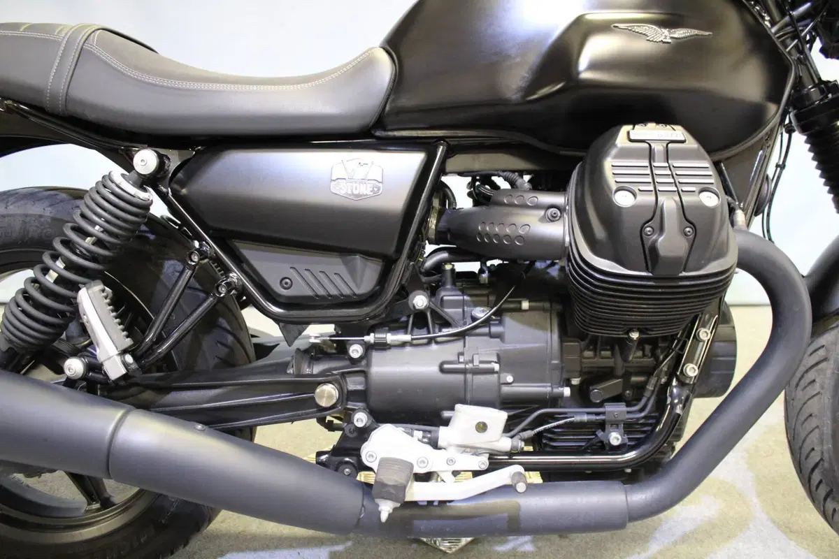 Moto Guzzi V7 Stone (2021 - 24) (9)