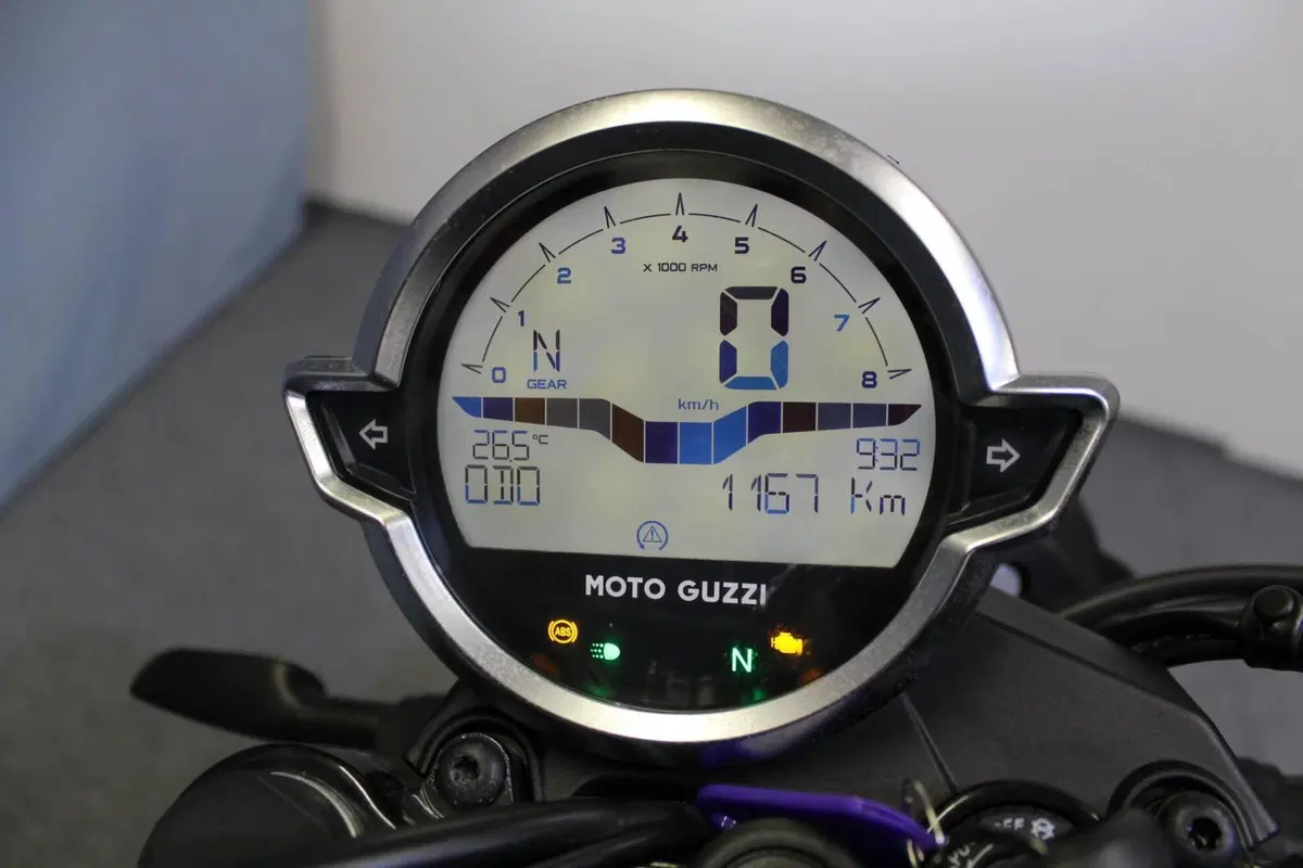 Moto Guzzi V7 Stone (2021 - 24) (3)