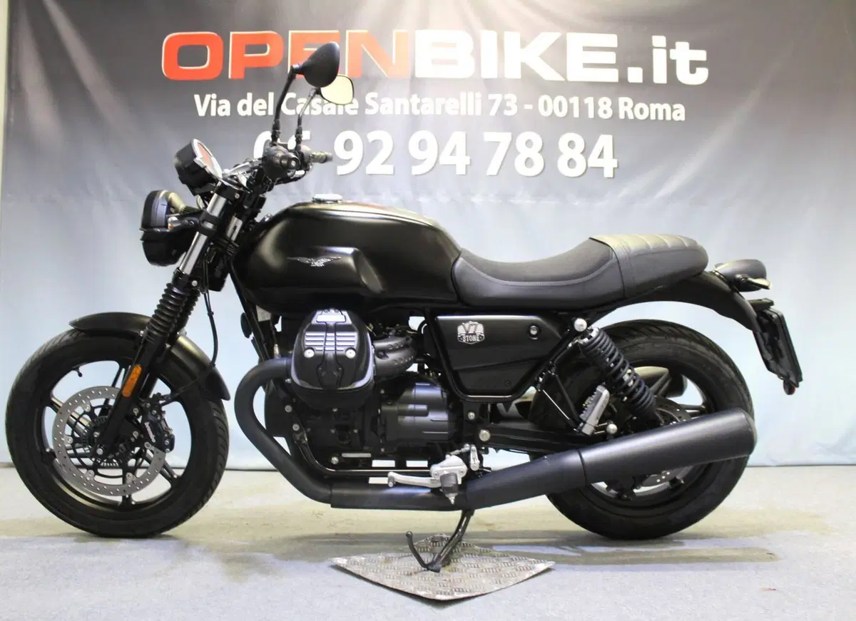 Moto Guzzi V7 Stone (2021 - 24) (2)