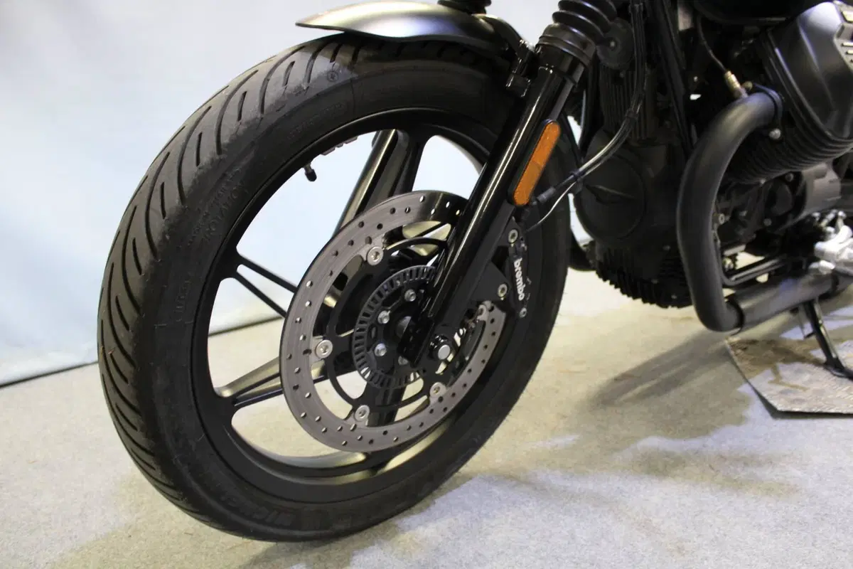Moto Guzzi V7 Stone (2021 - 24) (14)