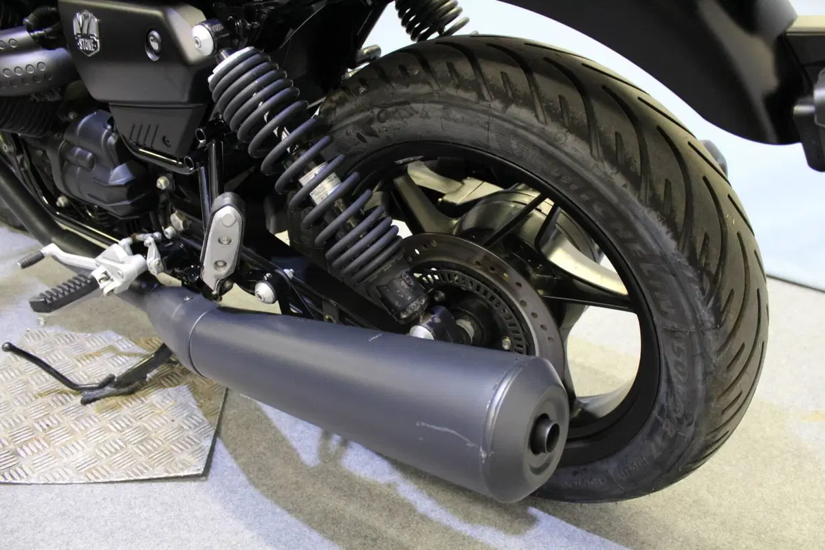 Moto Guzzi V7 Stone (2021 - 24) (15)