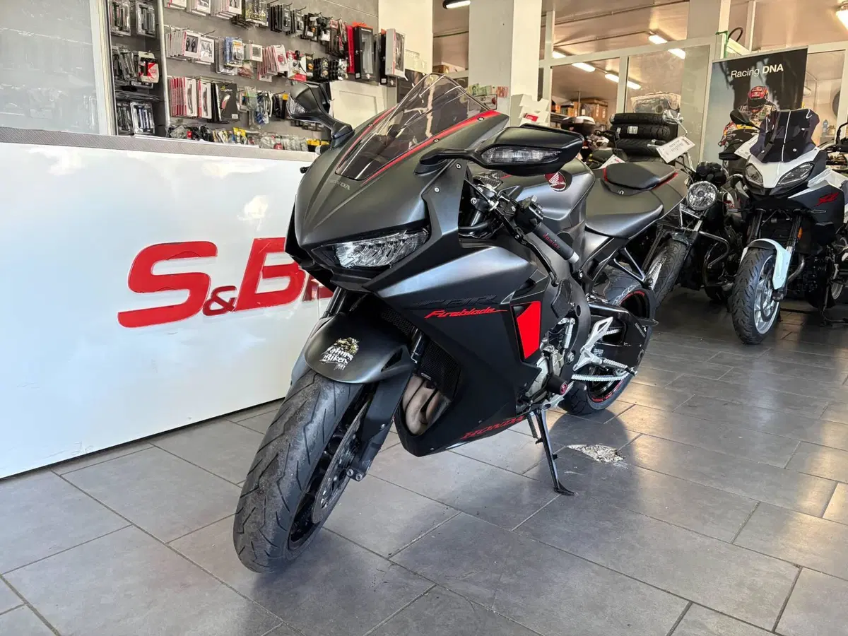 Honda CBR 1000 RR Fireblade (2017 - 19) (2)